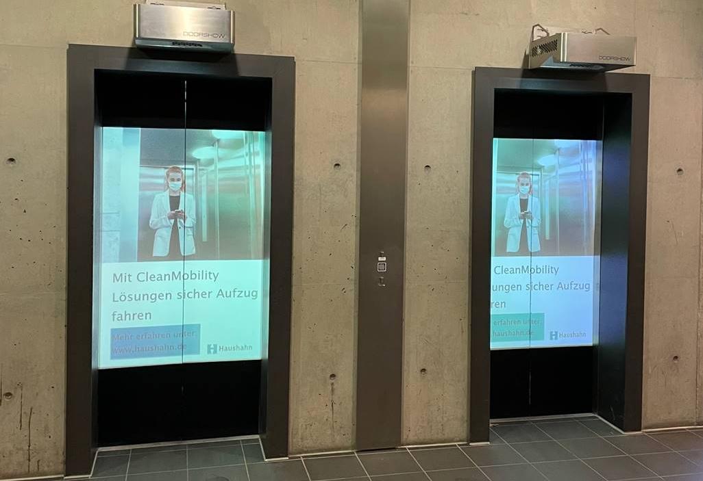 Doorshow an den Eingangstüren eines Aufzugs